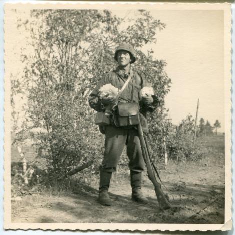 Photograph Waffen SS man wearing Tarnjacke 3